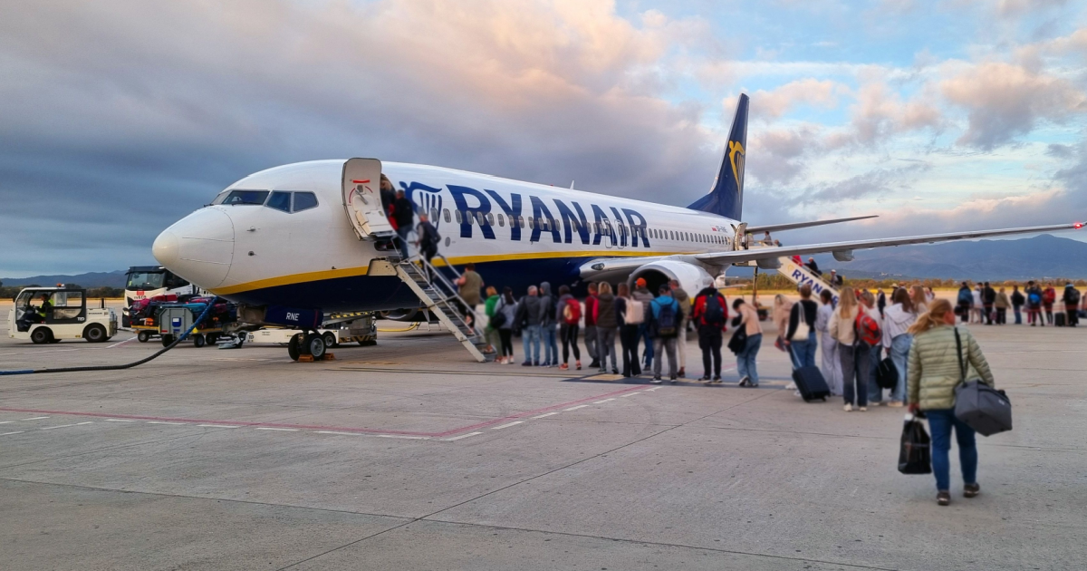 Ryanair to increase employee bonuses for catching oversized hand luggage