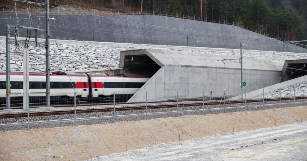 Passengers trapped in Gotthard Tunnel for 1,5 hours after train breaks down
