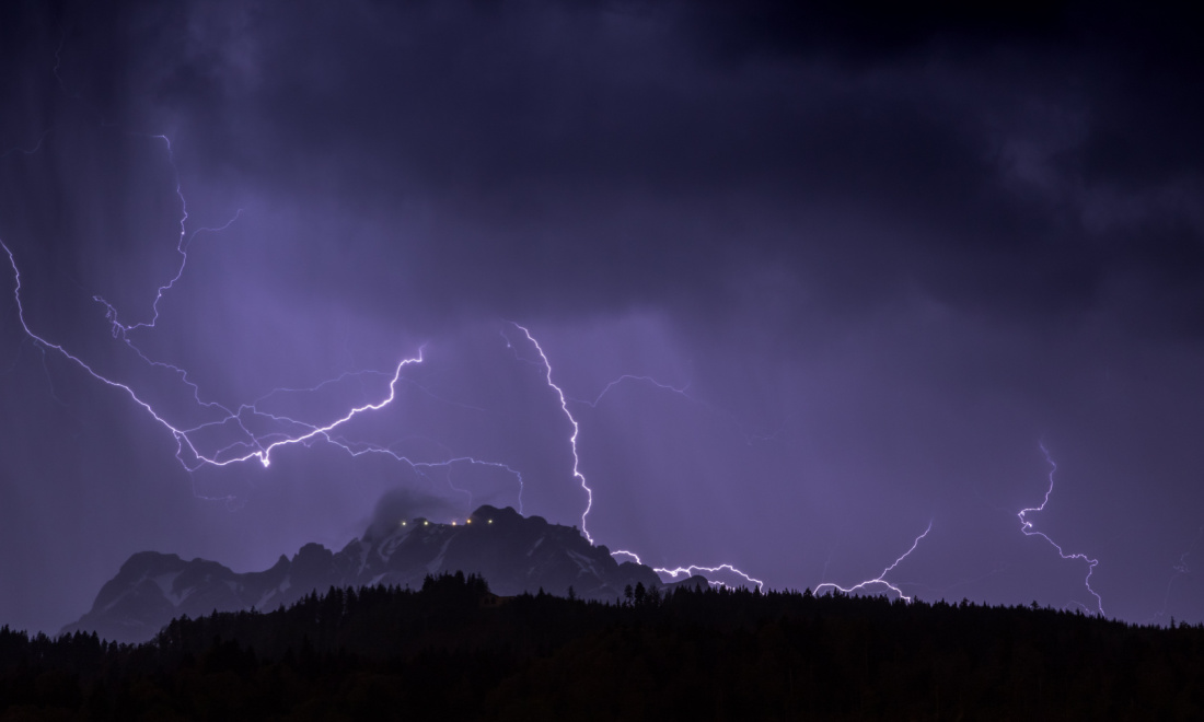 Switzerland struck by lightning more than 70.000 times in one night
